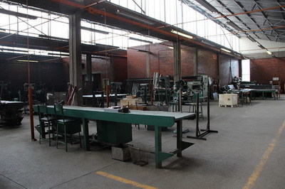 黃屏大使考察浪潮集團津巴布韋電腦組裝工廠，推動計算機信息技術開發合作